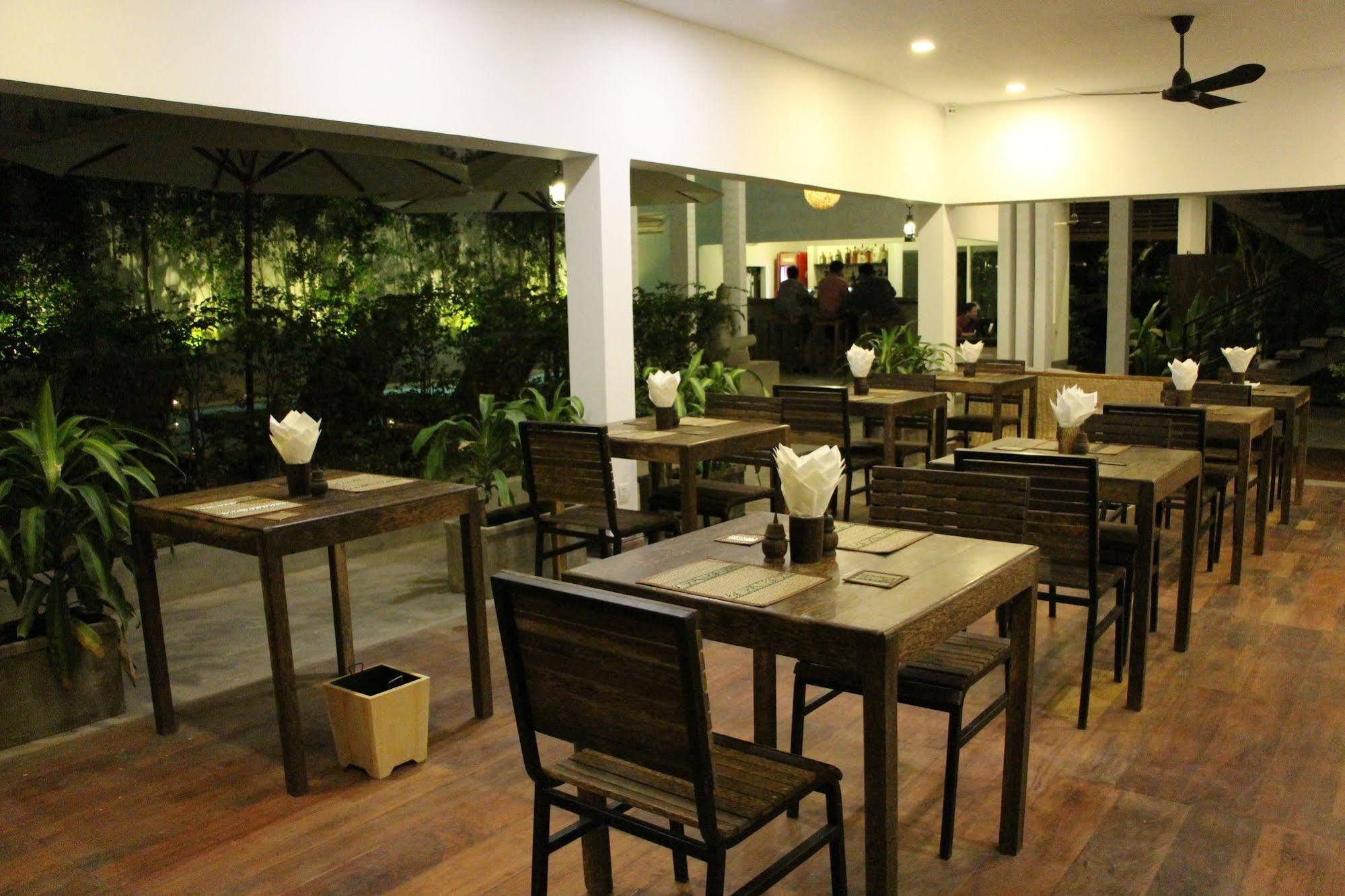 Palm Tree Boutique Hotel Phnom-Penh Buitenkant foto